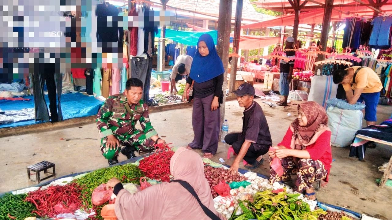 Babinsa Koramil 02 Rambah Kodim 0313/KPR Monitoring Sembako Jelang Nataru 