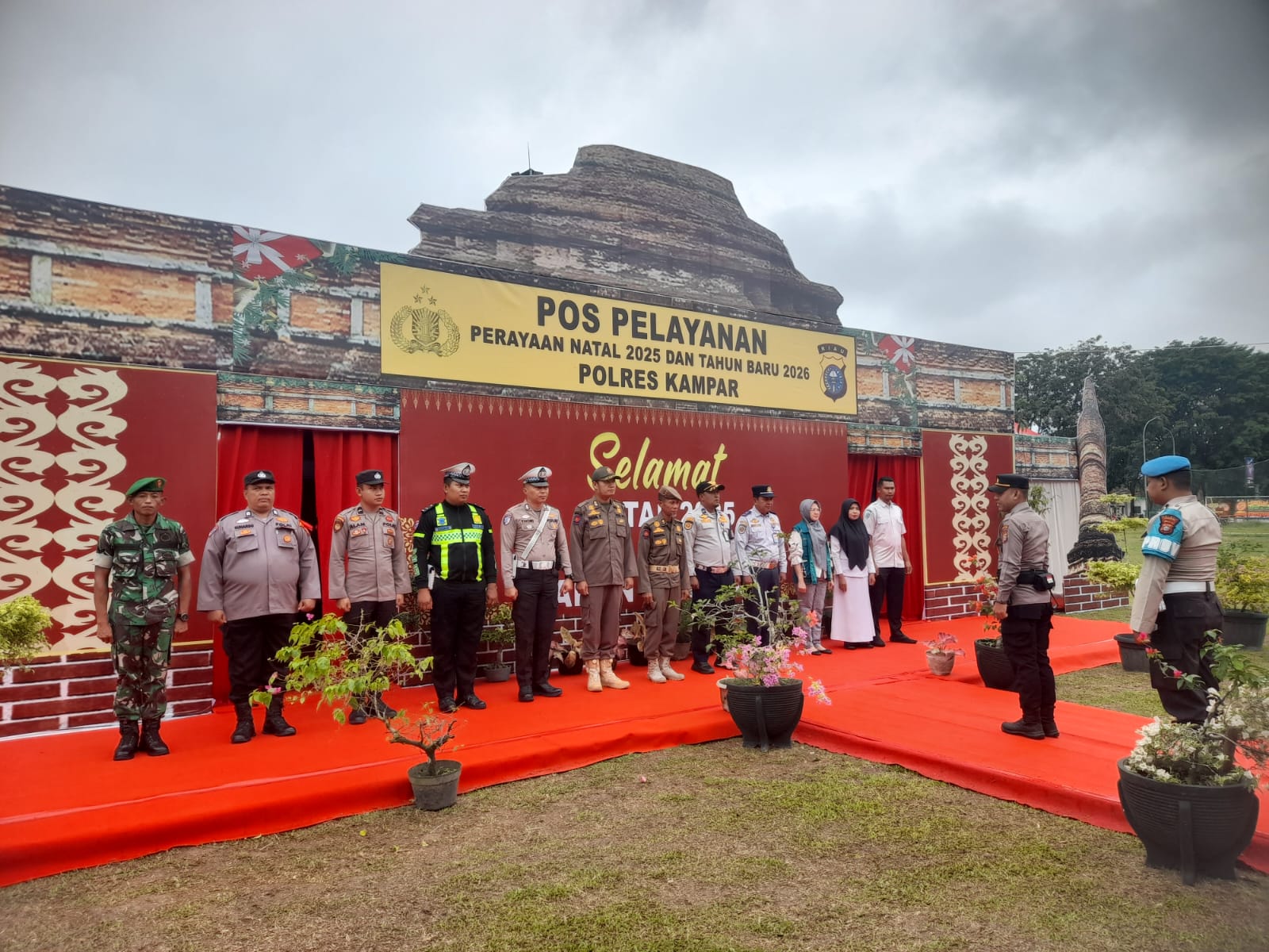 Babinsa Koramil 01/Bkn Bersama Tim Gabungan, Jaga di Pos Nataru Lapangan Merdeka 