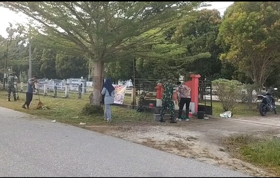 Babinsa Koramil 01/Bkn Laksanakan Goro Di Desa Binaan Bersama Perangkat Desa dan Masyarakat 