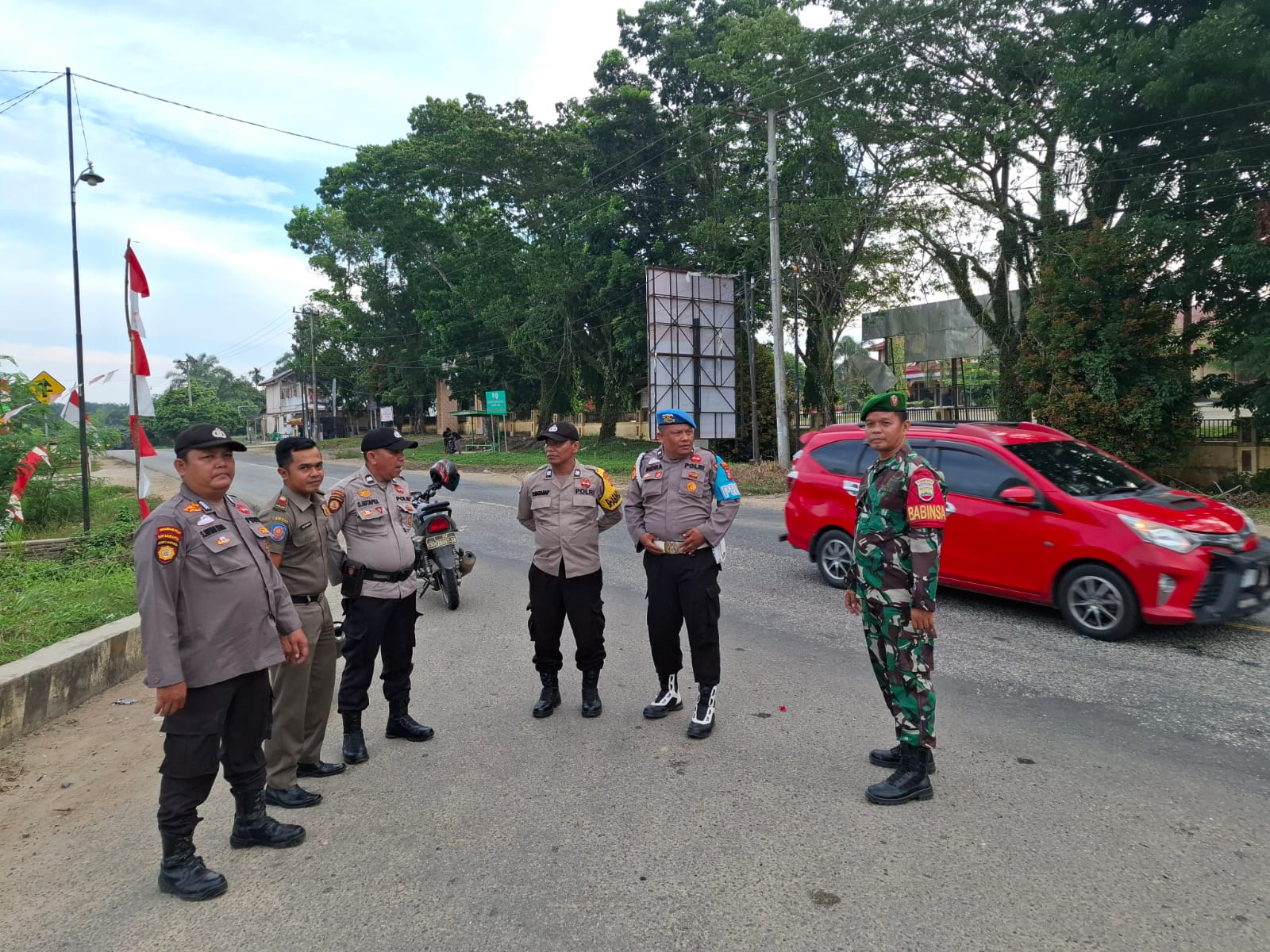 Babinsa Serda Yupriandi Lesung Laksanakan Pemantauan Arus Mudik Natal dan Tahun Baru