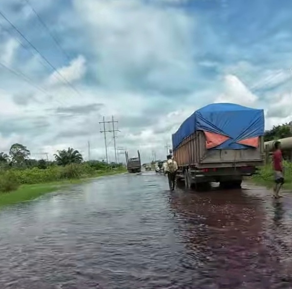 Bupati Siak Tinjau Banjir di Simpang Obor,  Ruas Jalan Nasional Terendam