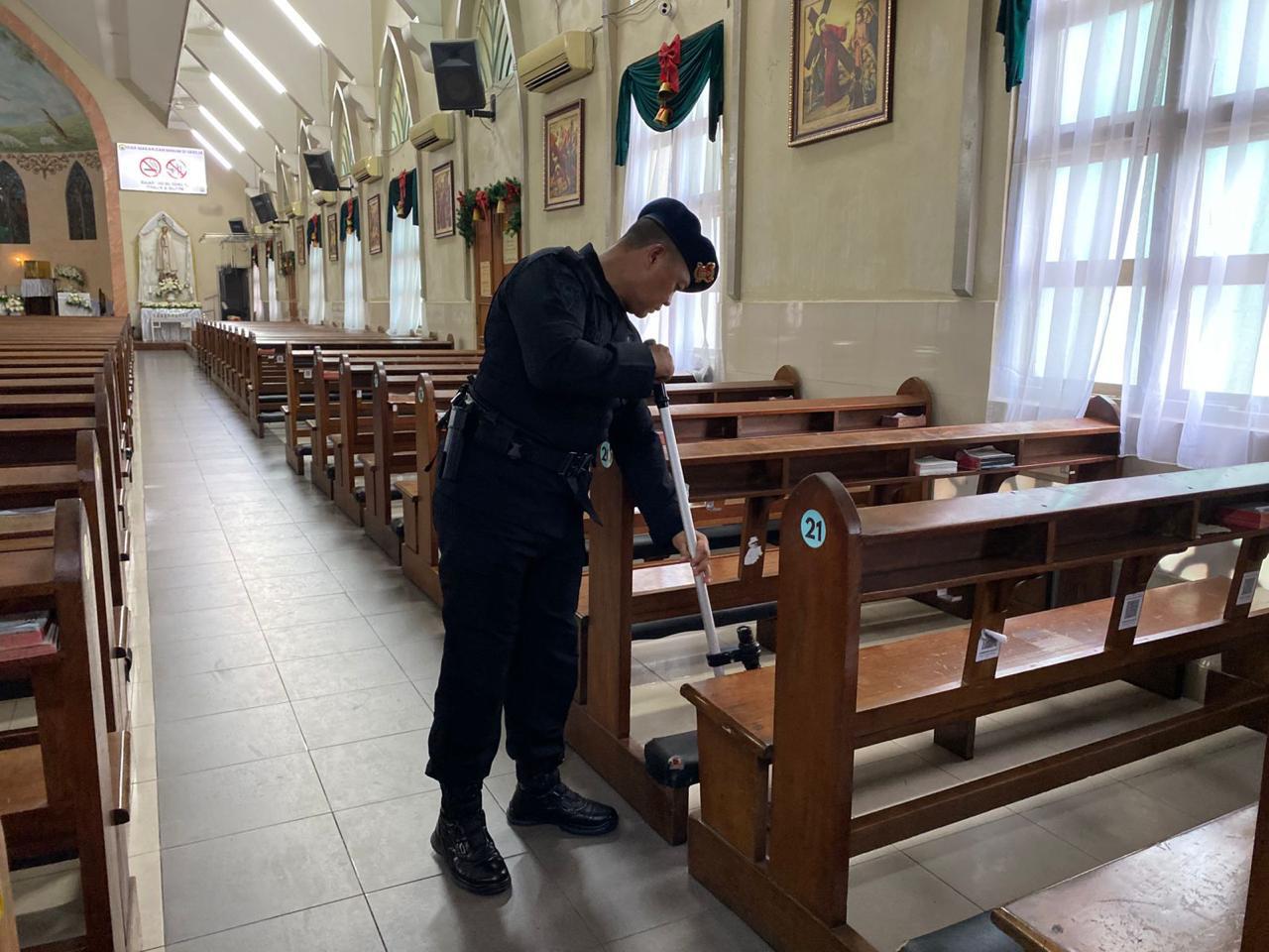Wujudkan Rasa Aman Jemaat, Brimob Polda Riau Sterilisasi Gereja Sambut Perayaan Natal