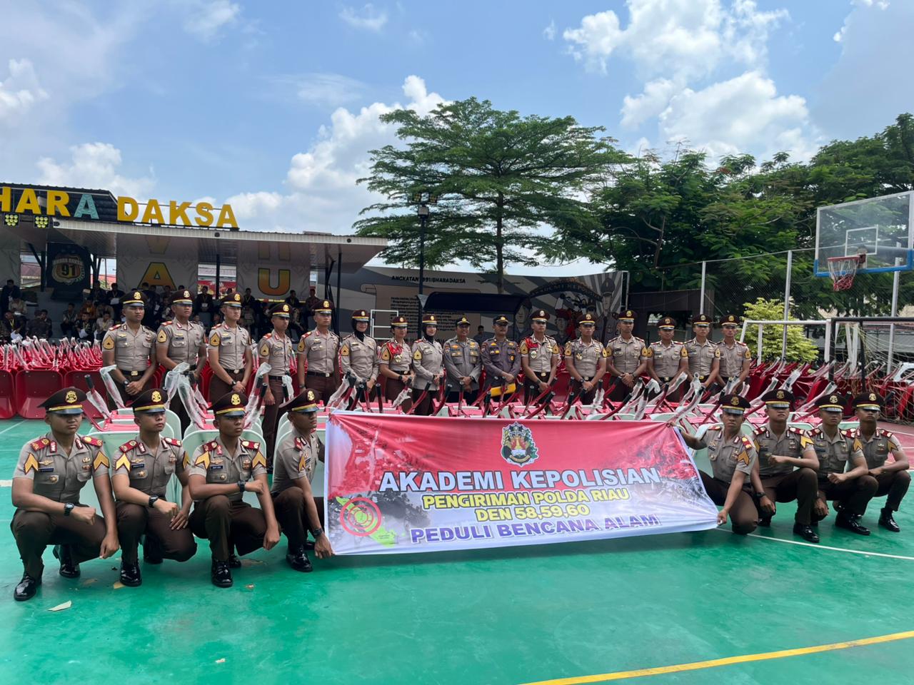 Taruna Akpol Pengiriman Polda Riau Salurkan Bantuan Gerobak untuk Korban Banjir di Tiga Provinsi