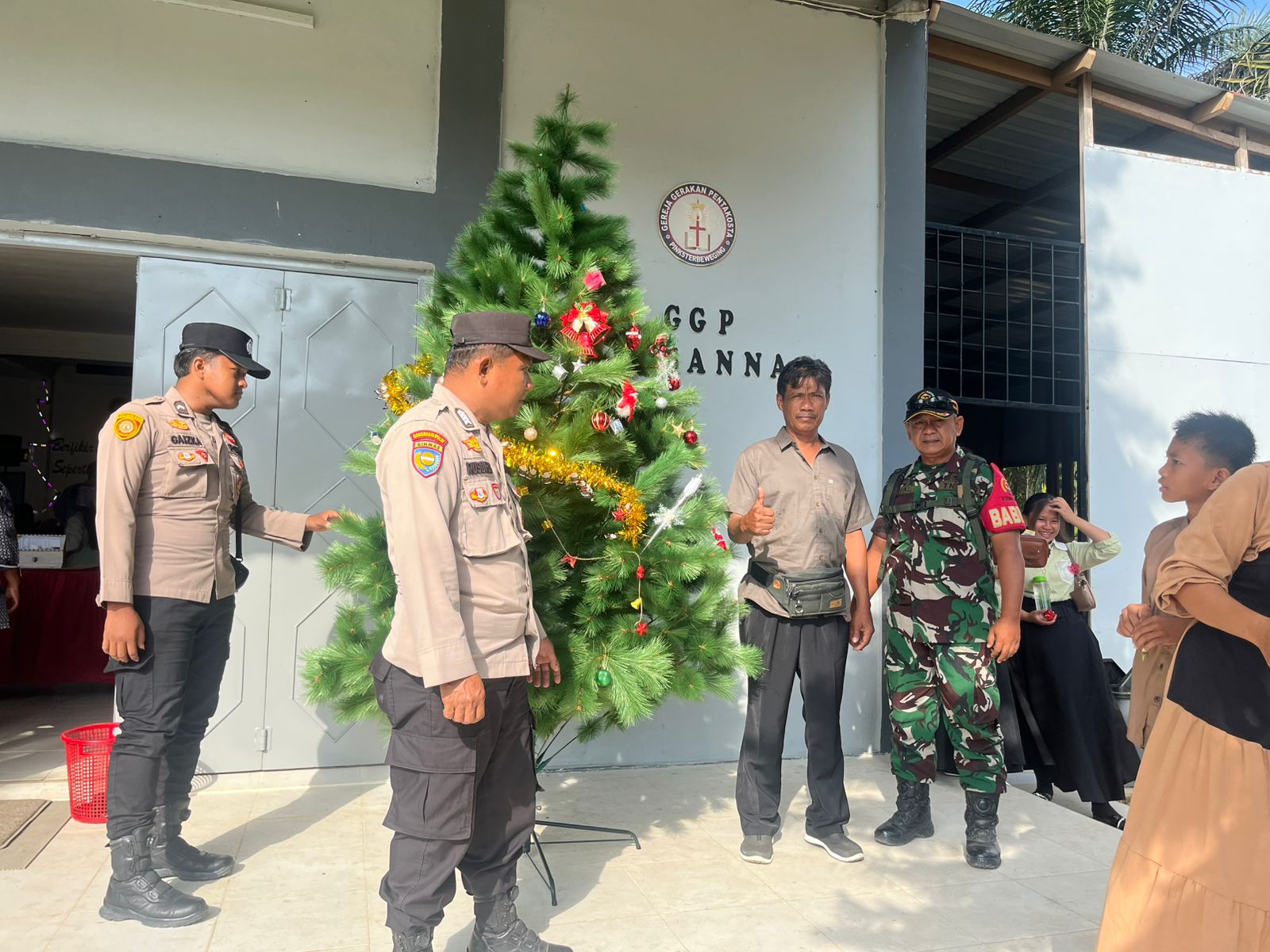 Serda Efrizal Bersama Jajaran Polsek Melaksanakan Pemantauan Keamanan Lingkungan Gereja GGP HOSNNA