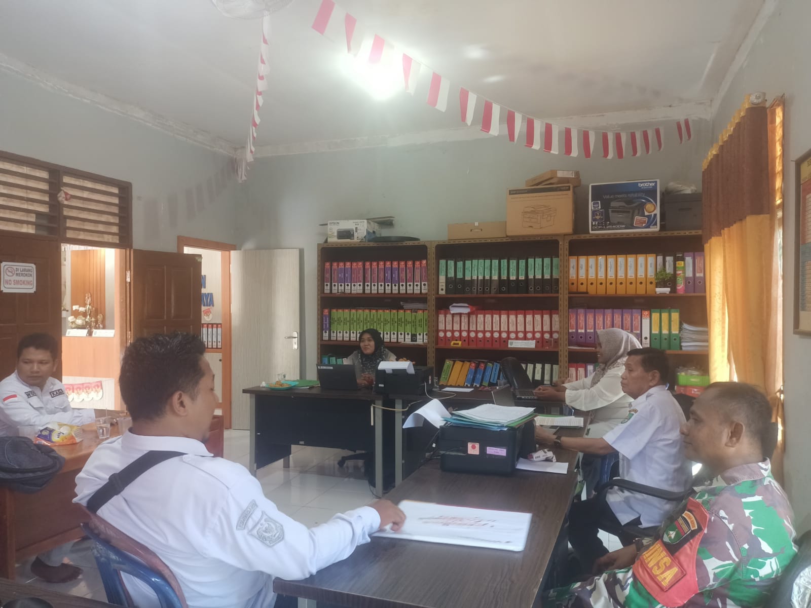 Babinsa Komsos Tingkatkan Kerjasama Bersama Perangkat Desa