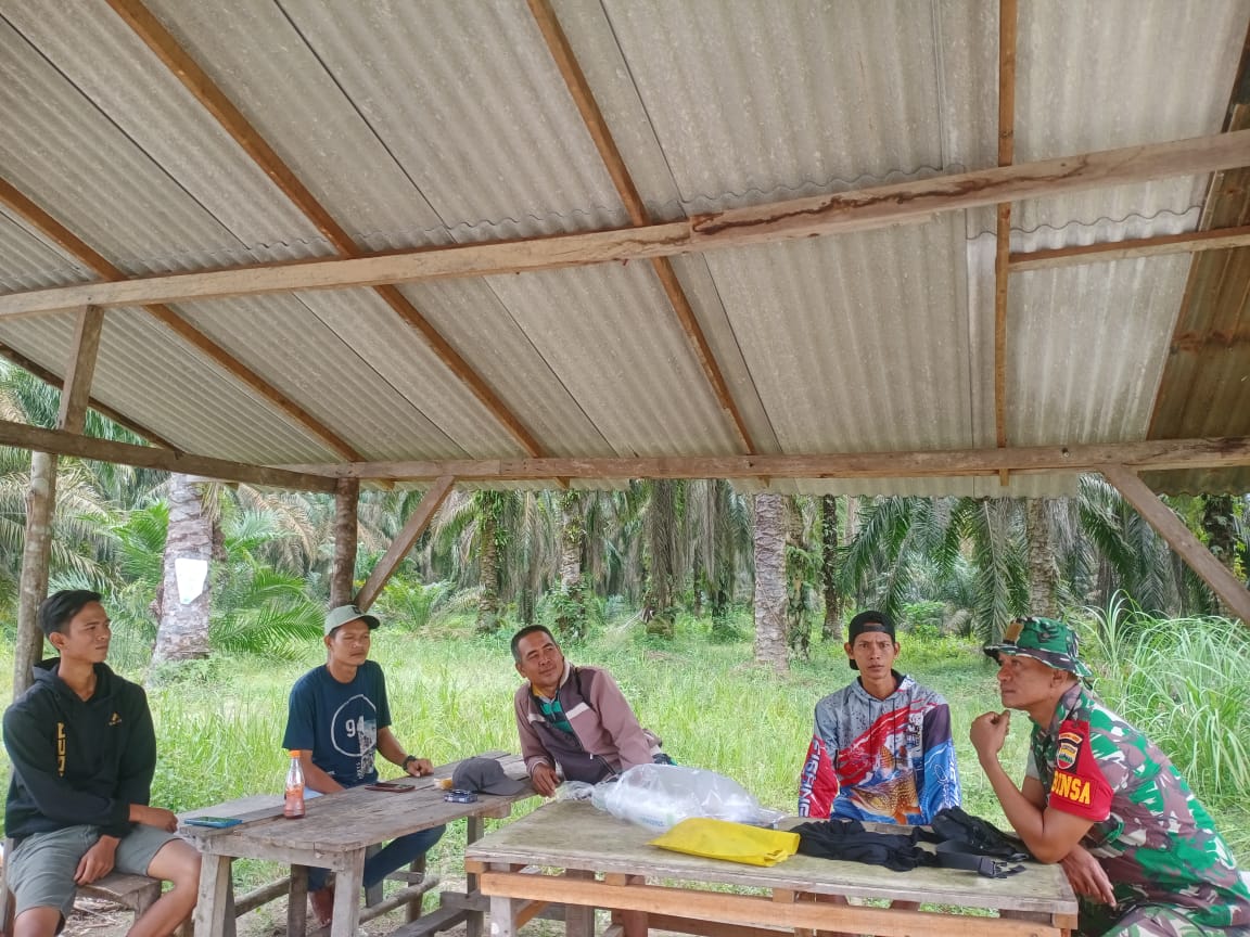 Ajak Gunakan APD, Babinsa Koramil 07/Kampar Himbau Keselamatan Kerja Petani Sawit Melalui Komsos