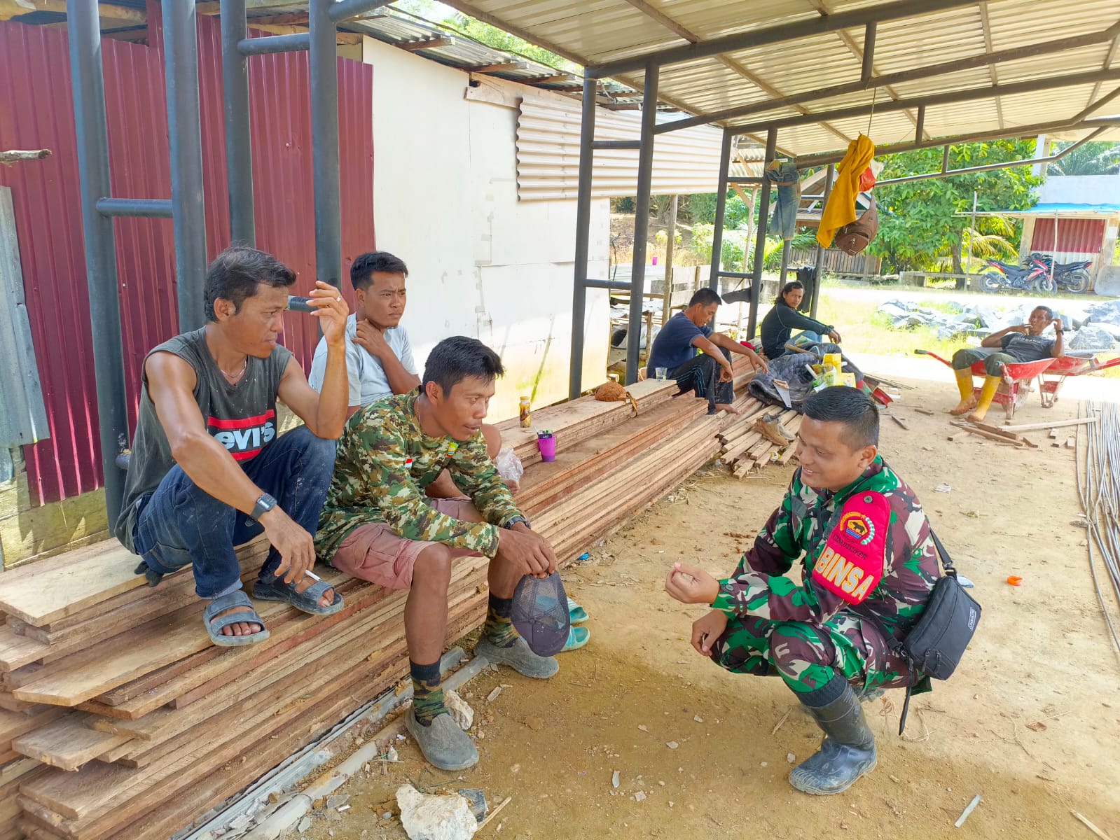 Suasana Akrab Warnai Komsos Babinsa Bersama Tukang KDKMP Desa Sungai Buluh