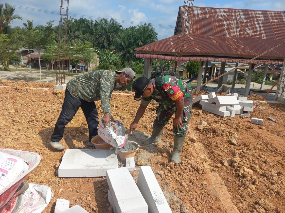 Babinsa Serda Efrizal Pantau Pembangunan KDKMP di Wilayah Binaan