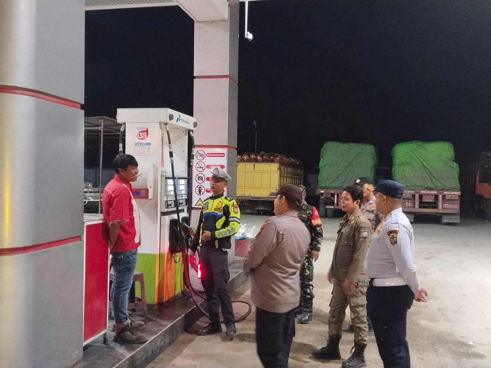 Babinsa Koramil 04/Pkl.Kuras Bersama Polsek Ukui Laksanakan Patroli Wilayah Datangi Titik Keramaian