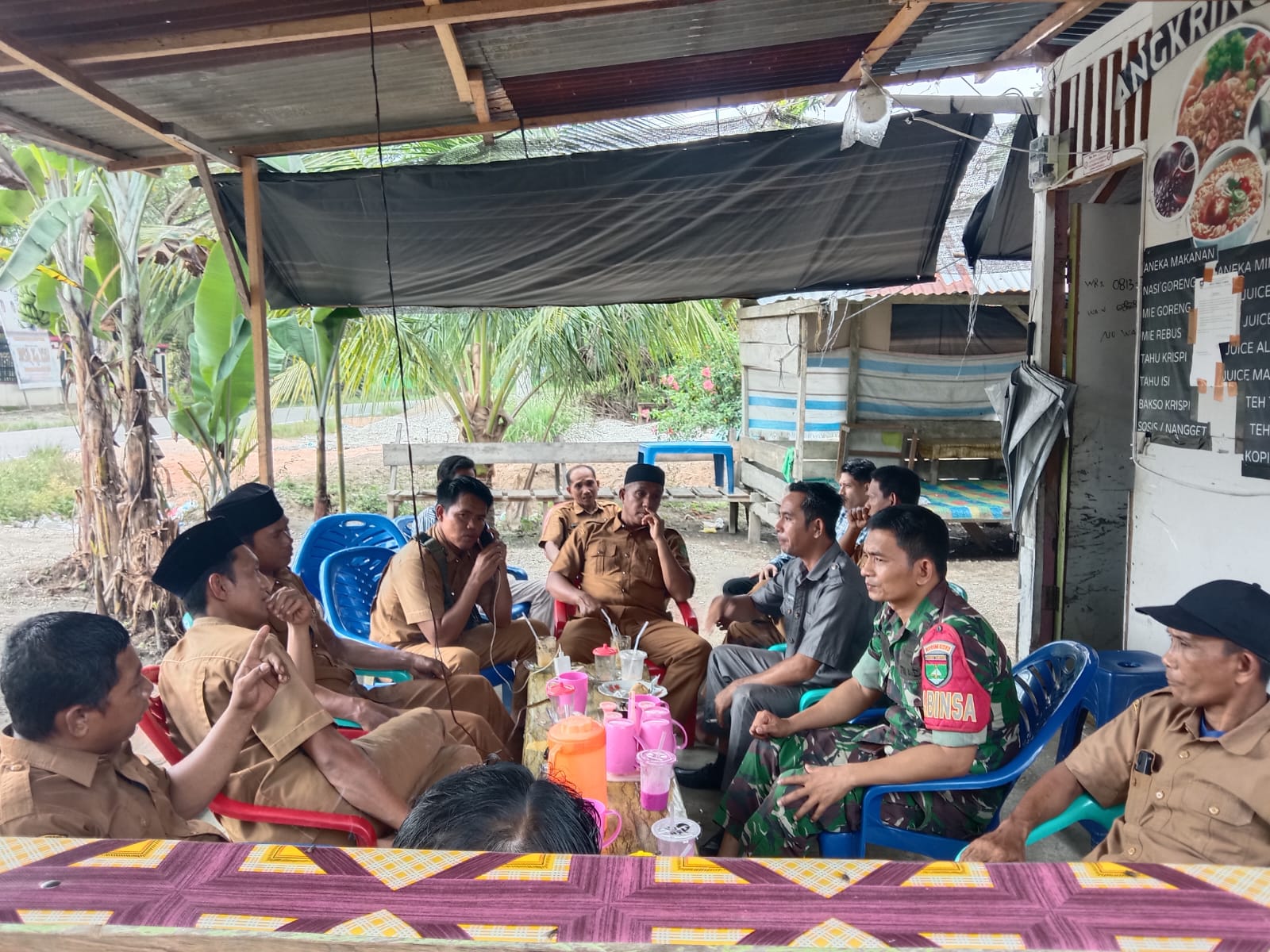 Babinsa Koramil 14/Kepenuhan Komsos Bersama perangkat Desa Pekan Tebih