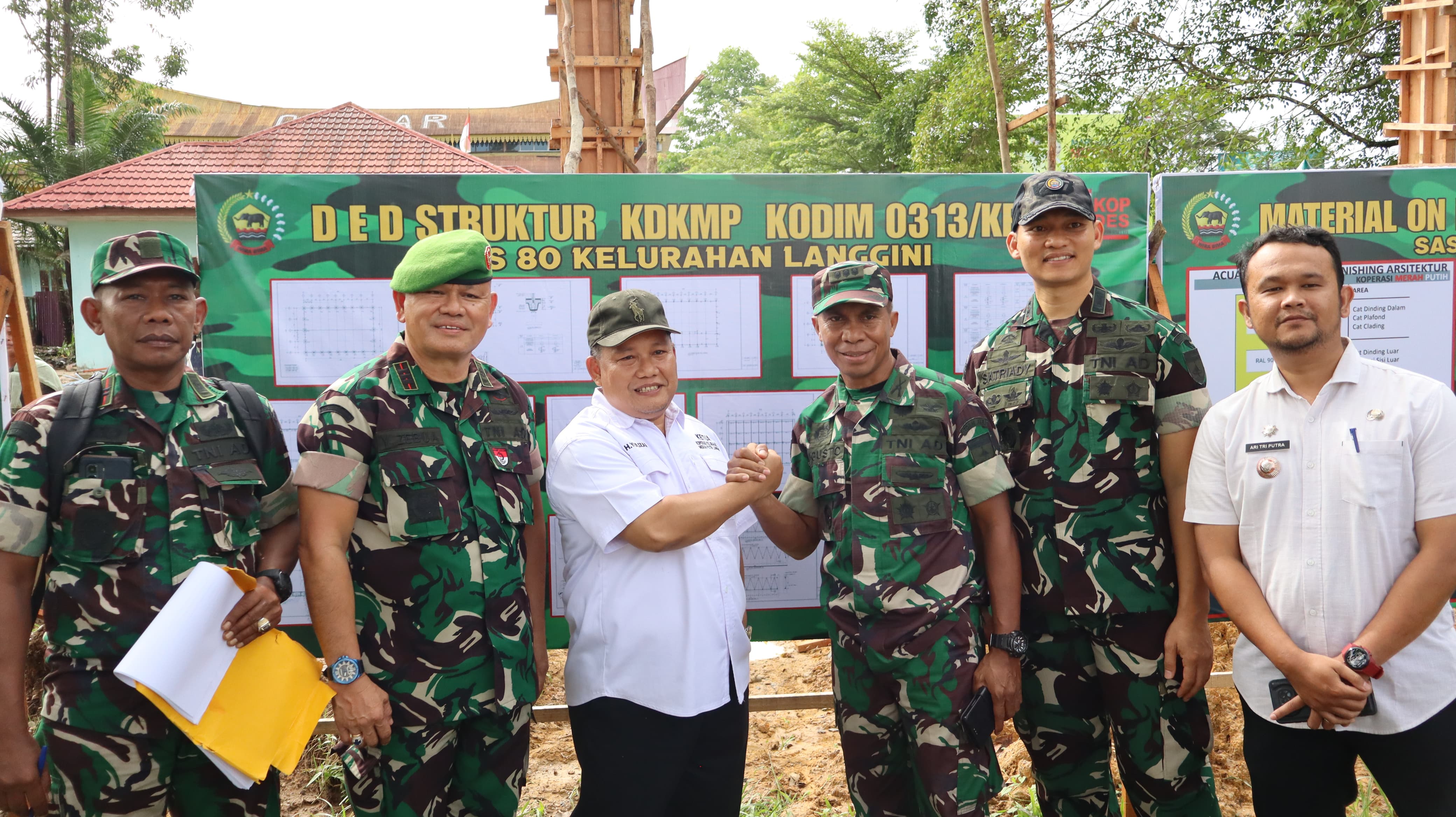 Tinjau Pembangunan KDKMP di Kampar, Irutum Itdam XIX Tuanku Tambusai Kunjungi Kodim 0313/ KPR