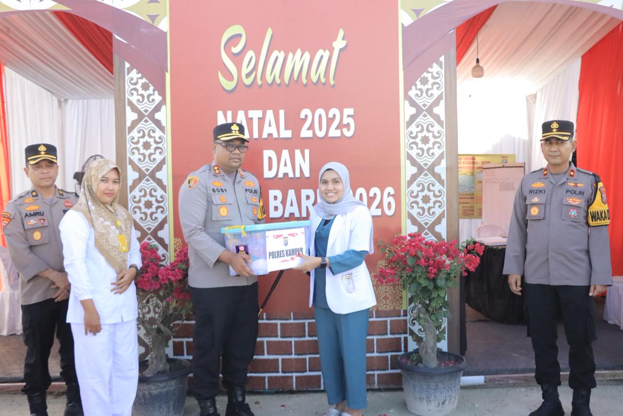 Awali Tahun dengan Sentuhan Pimpinan, Kapolres Kampar Cek Kesiapan Pos Pam Tapung dan Beri Bingkisan