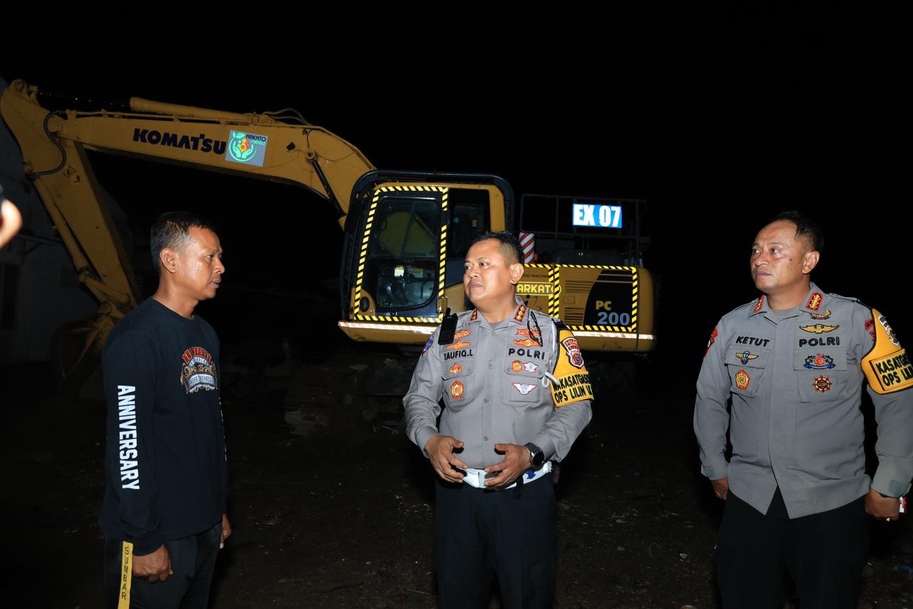 Dansat Brimob Polda Riau dan Ditlantas Riau kembali kirim 3 alat berat ke kabupaten agam 