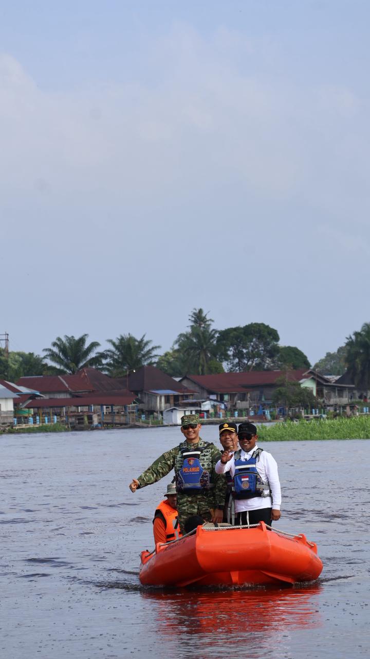 Dandim 0313/Kpr Bersama Forkopimda Pelalawan Patroli di Sungai Kampar, Pantau Debit Air dan Warga