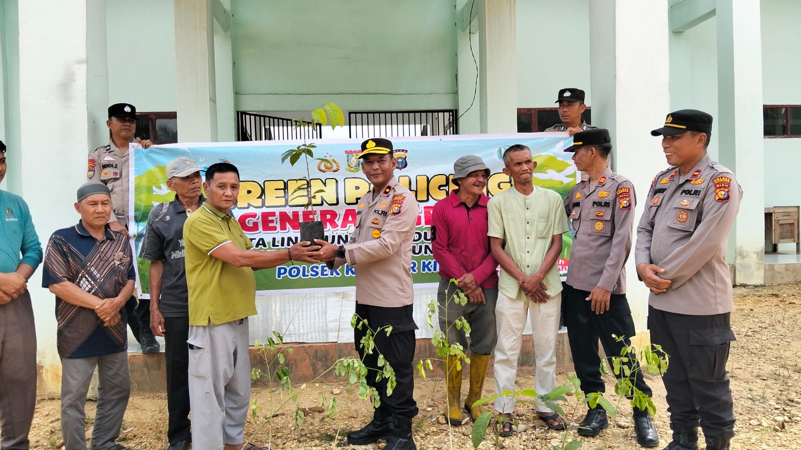 Polsek Kampar Kiri dan Ninik Mamak Bersinergi Tanam Pohon Hijaukan Lingkungan