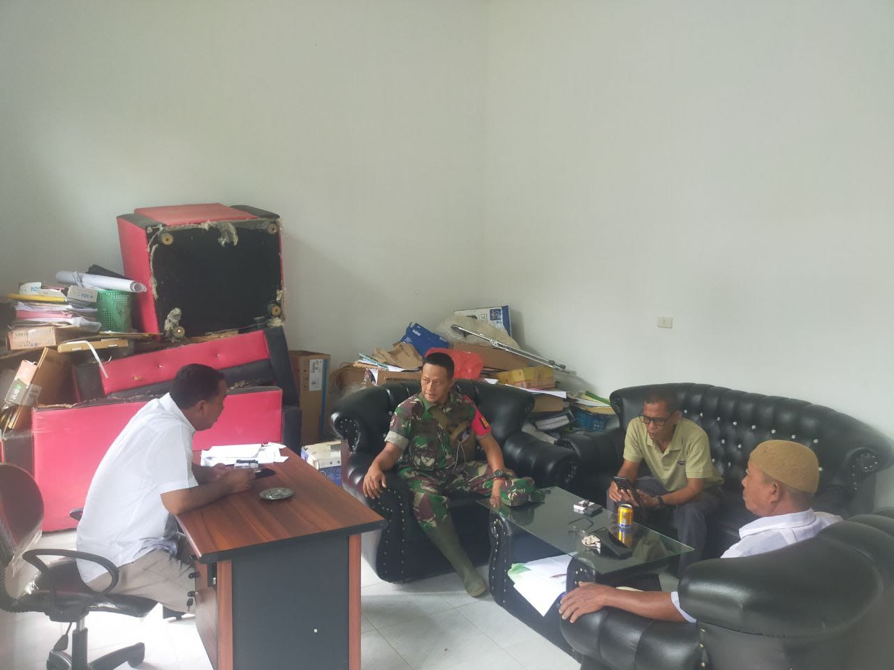 Babinsa Koramil 10 Kunto Darussalam  Melaksanakan Komsos Bersama Warga