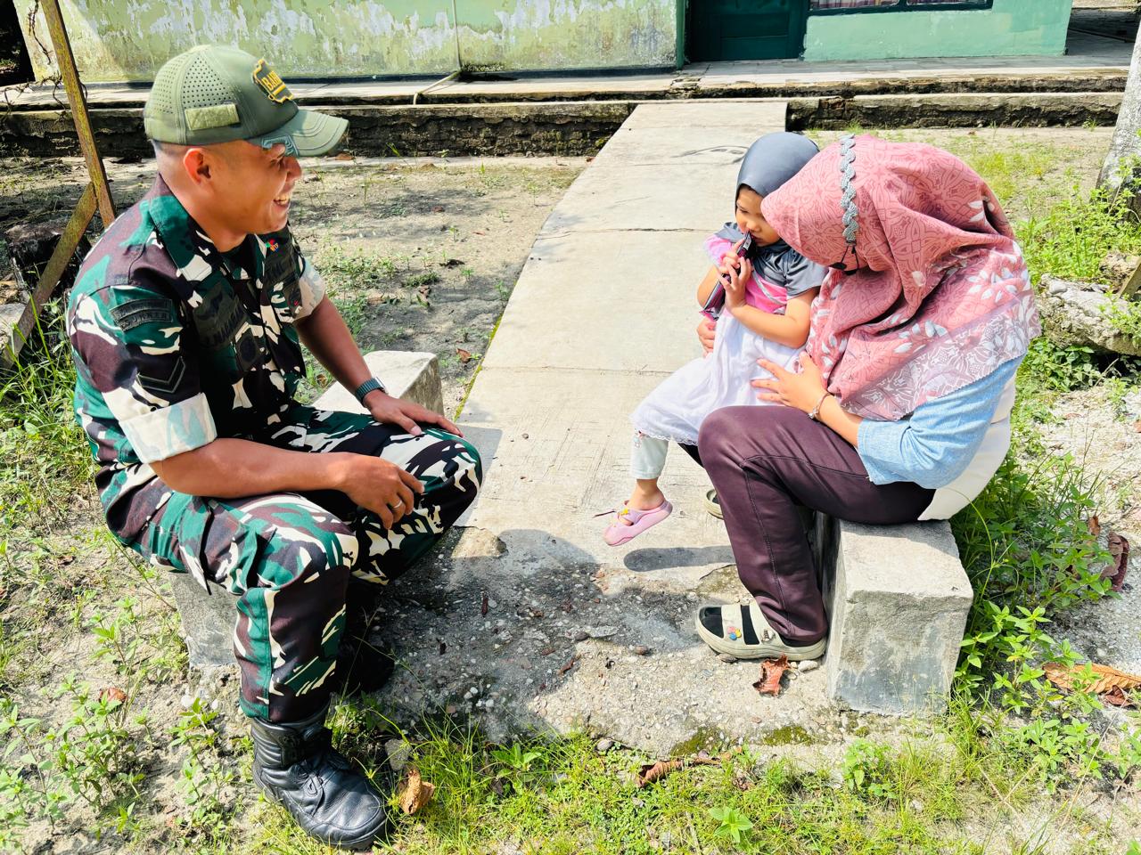 Memasuki Musim Penghujan, Babinsa Koramil 06 Siak Hulu Ingatkan Warga Jaga Kesehatan Anak
