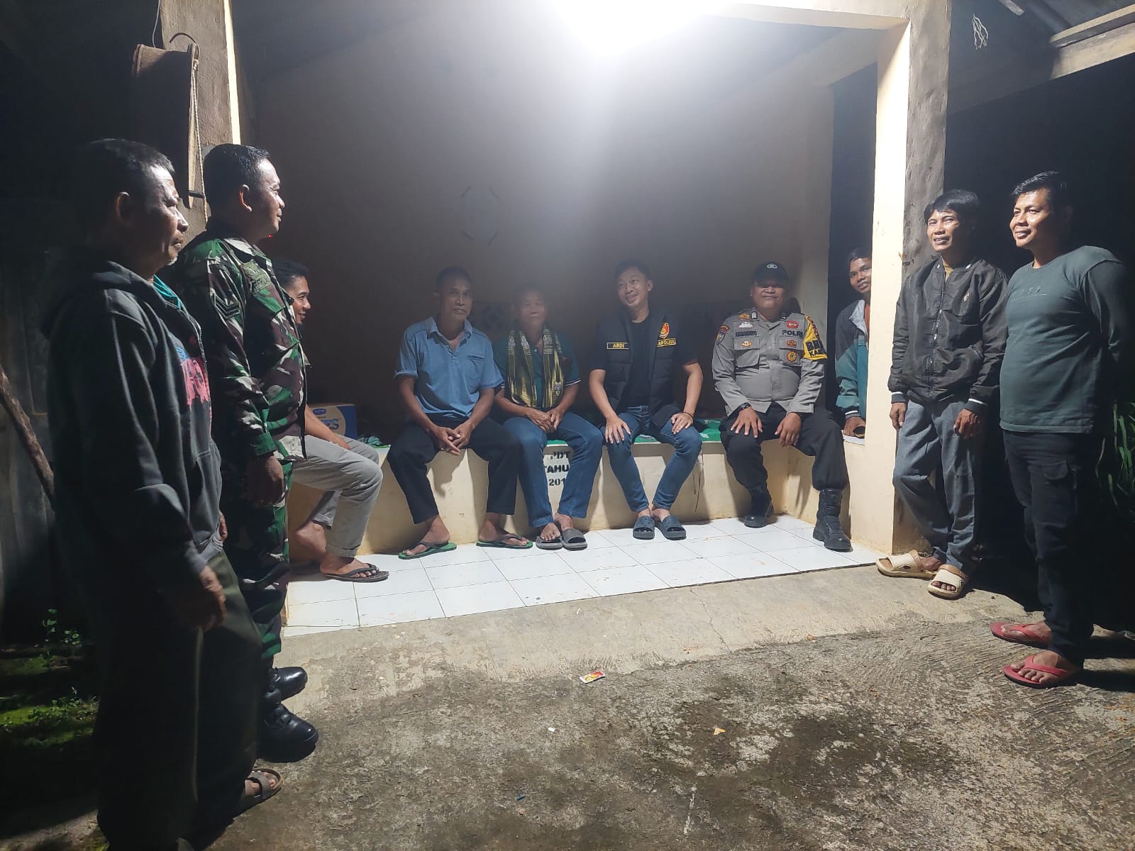 Babinsa Serda Efrizal Laksanakan Pengecekan Siskamling Desa Bukit Gajah