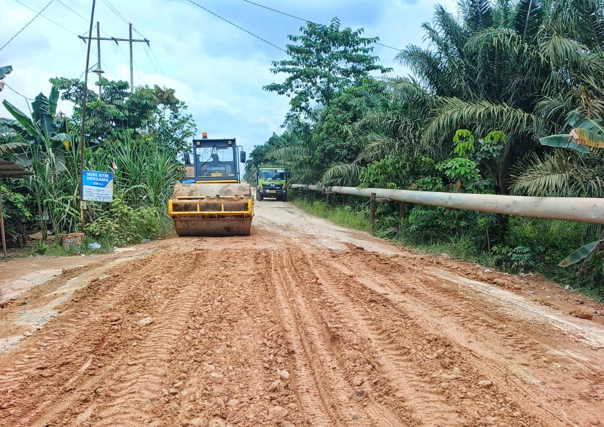 PHR Perbaiki Jalan Rusak 15 Km di Rohil, Dorong Kontribusi Pengguna Jalan Lain