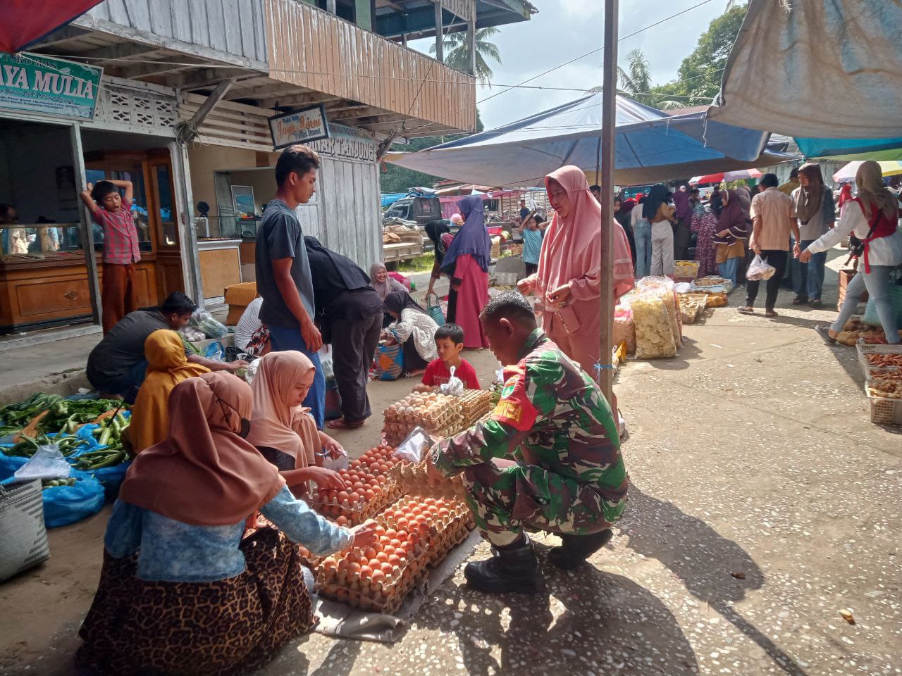 Babinsa Koramil 03/Bunut Turun ke Pasar Tradisional, Cek Dan Pastikan Harga Sembako Tetap Stabil