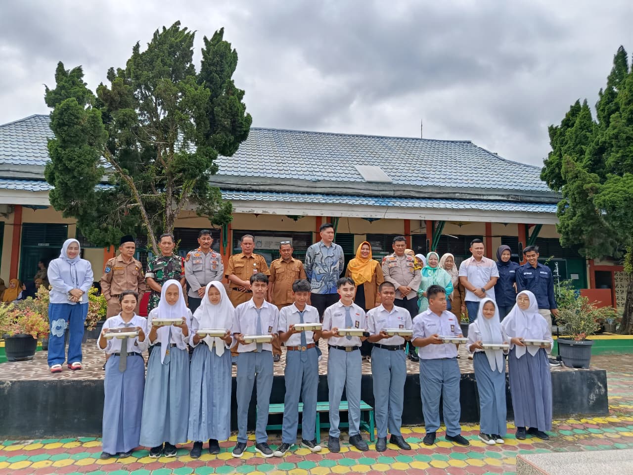 Peltu H.J. Saragih Wakili Danramil Hadiri Launching Pemberian MBG Di SMAN 1 Pkl Kuras