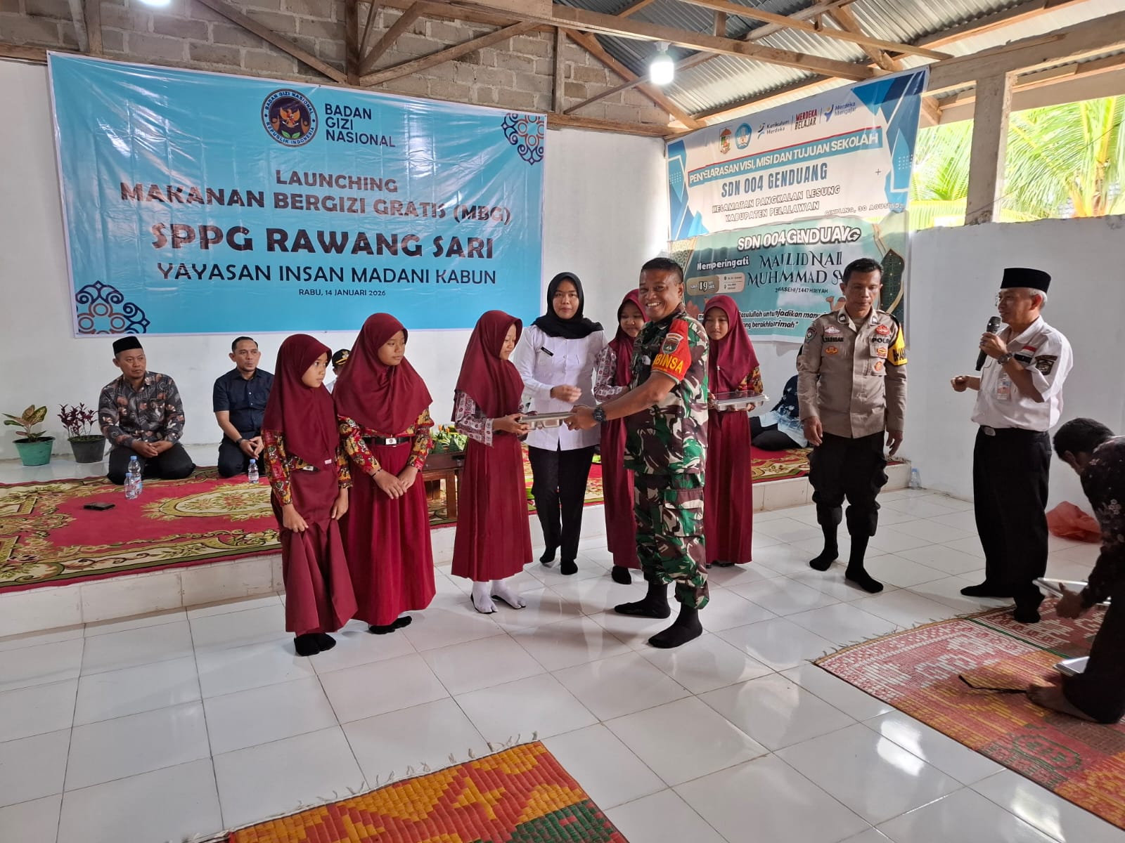 Babinsa Sertu Edi Subroto Dampingi Giat Launching SPPG Rawang Sari di SDN 004 Genduang