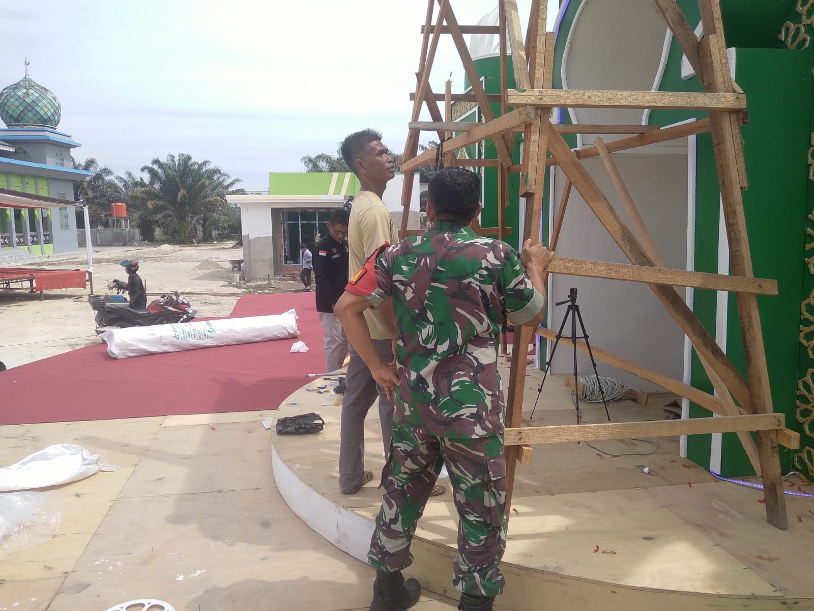 Babinsa Koramil 07/Kampar Bersama Masyarakat Gelar Gotong Royong Rehab Masjid Al Ikhlas