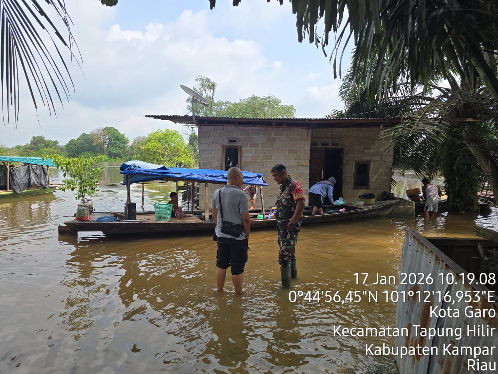 Hujan Deras Picu Luapan Sungai Tapung Kanan, Babinsa Koto Garo Imbau Warga Waspada