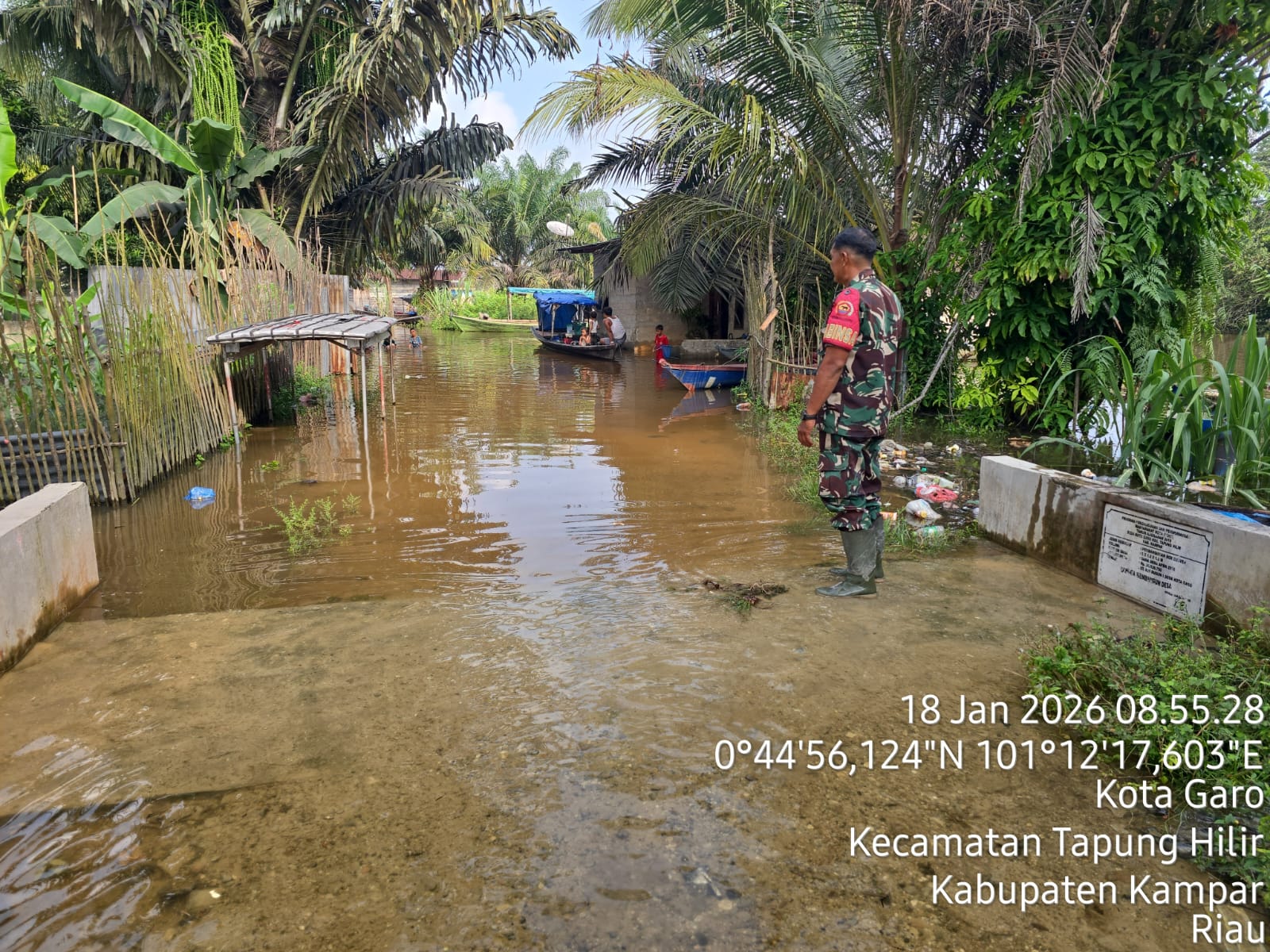 Tingginya Intensitas Hujan, Babinsa Koramil 16/ Tapung Pantau Air Luapan Sungai di Desa Koto Garo
