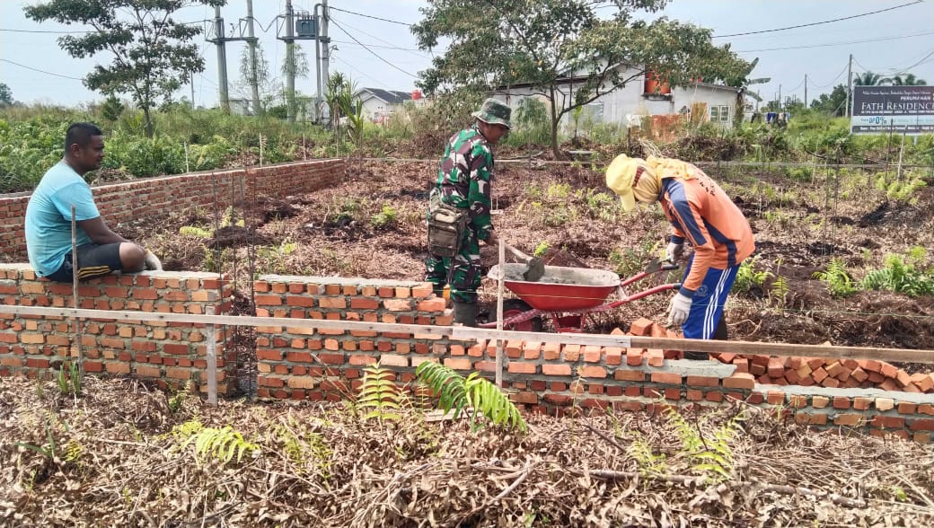 Babinsa Koramil 07/Kampar Serda Jemmi Bantu Warga Goro Bangun Masjid