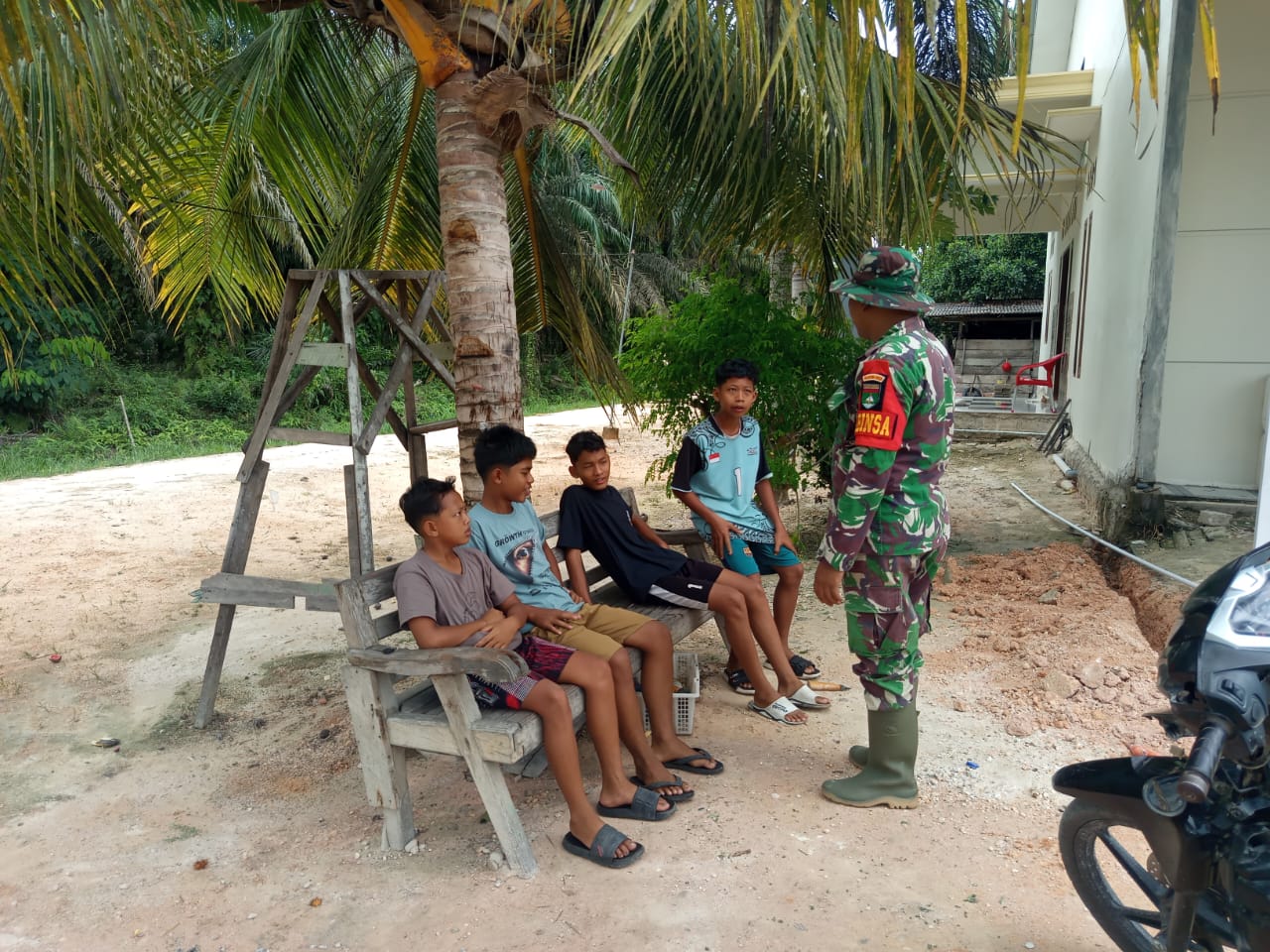 Babinsa Berikan Sosialisasi Edukasi Bahaya narkoba Kepada Pemuda di Desa