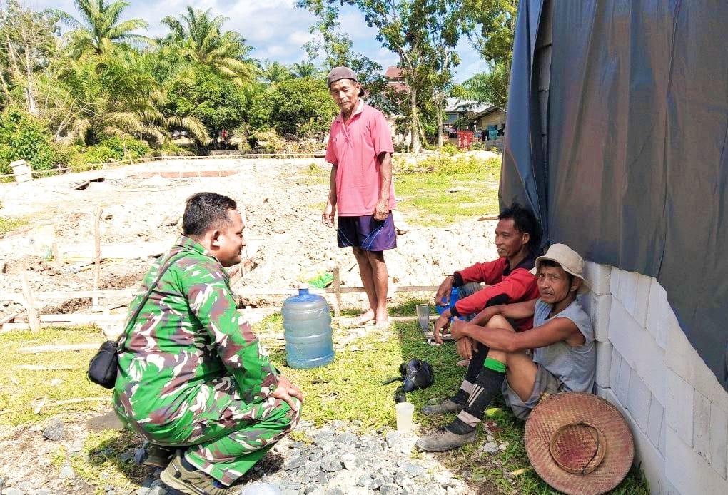 Babinsa Koramil 02 Rambah Melaksanakan Komsos Bersama Warga Desa
