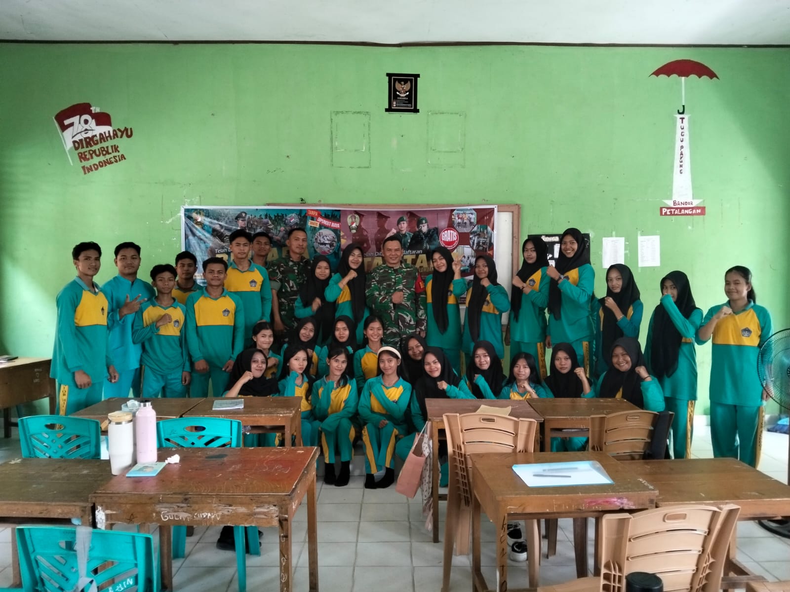 Babinsa Koramil 03/Bunut Sosialisasikan Penerimaan Caba dan Cata PK TNI AD  di SMAN 1 Bandar Petalan