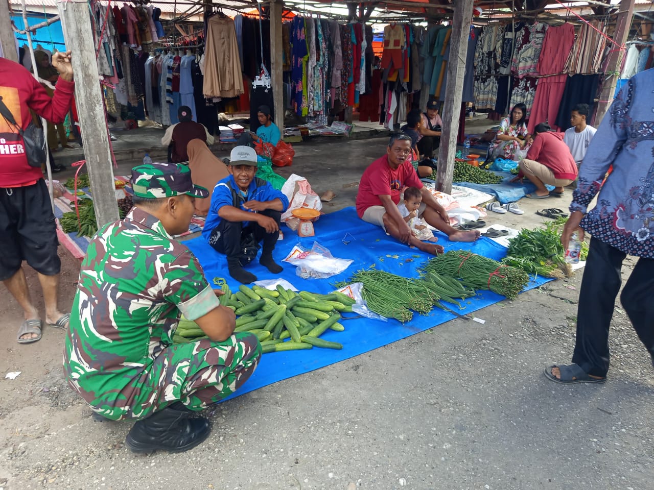 Babinsa koramil 14 /kepenuhan Pantau Harga Sembako di Pasar Tradisional 