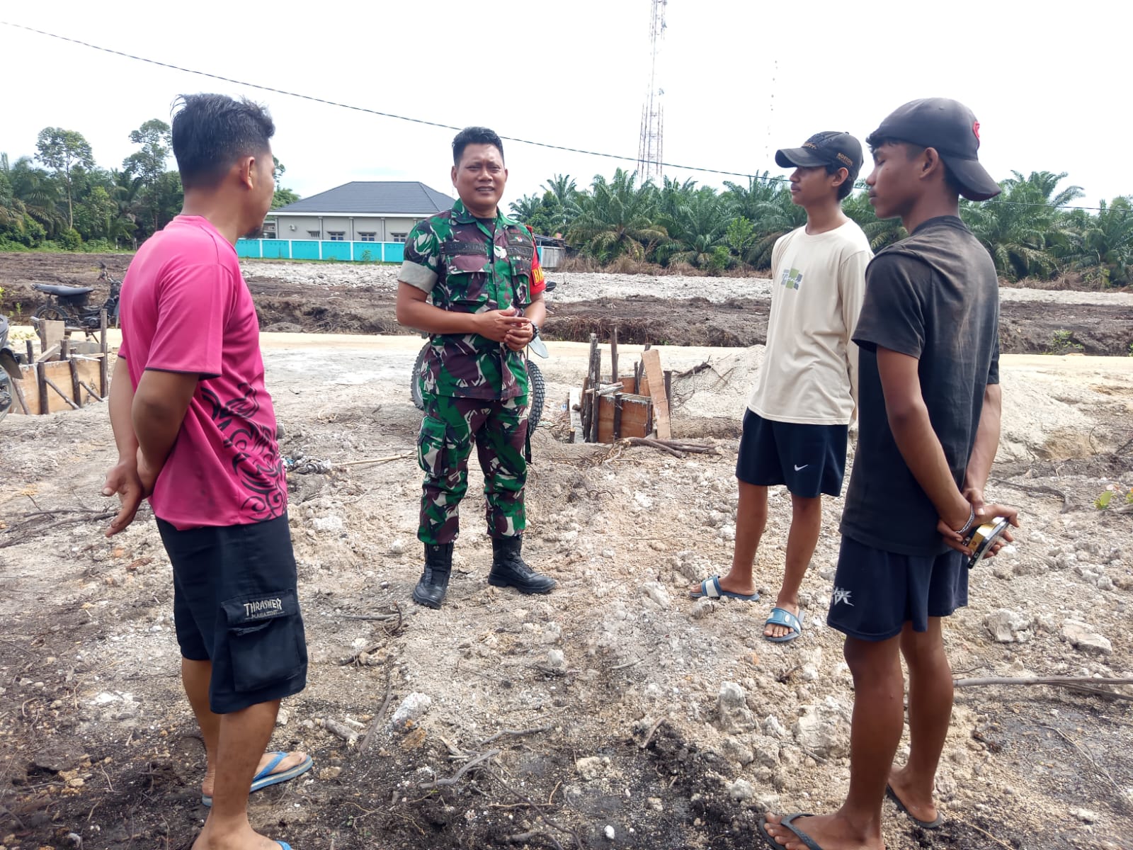 Babinsa Koramil 14/ Kepenuhan Berikan Sosialisasi Edukasi Bahaya narkoba Kepada Pemuda Desa
