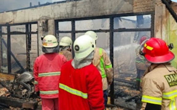 DPKP Pekanbaru Bantu Padamkan Kebakaran Rumah dan Kios di Cendrawasih