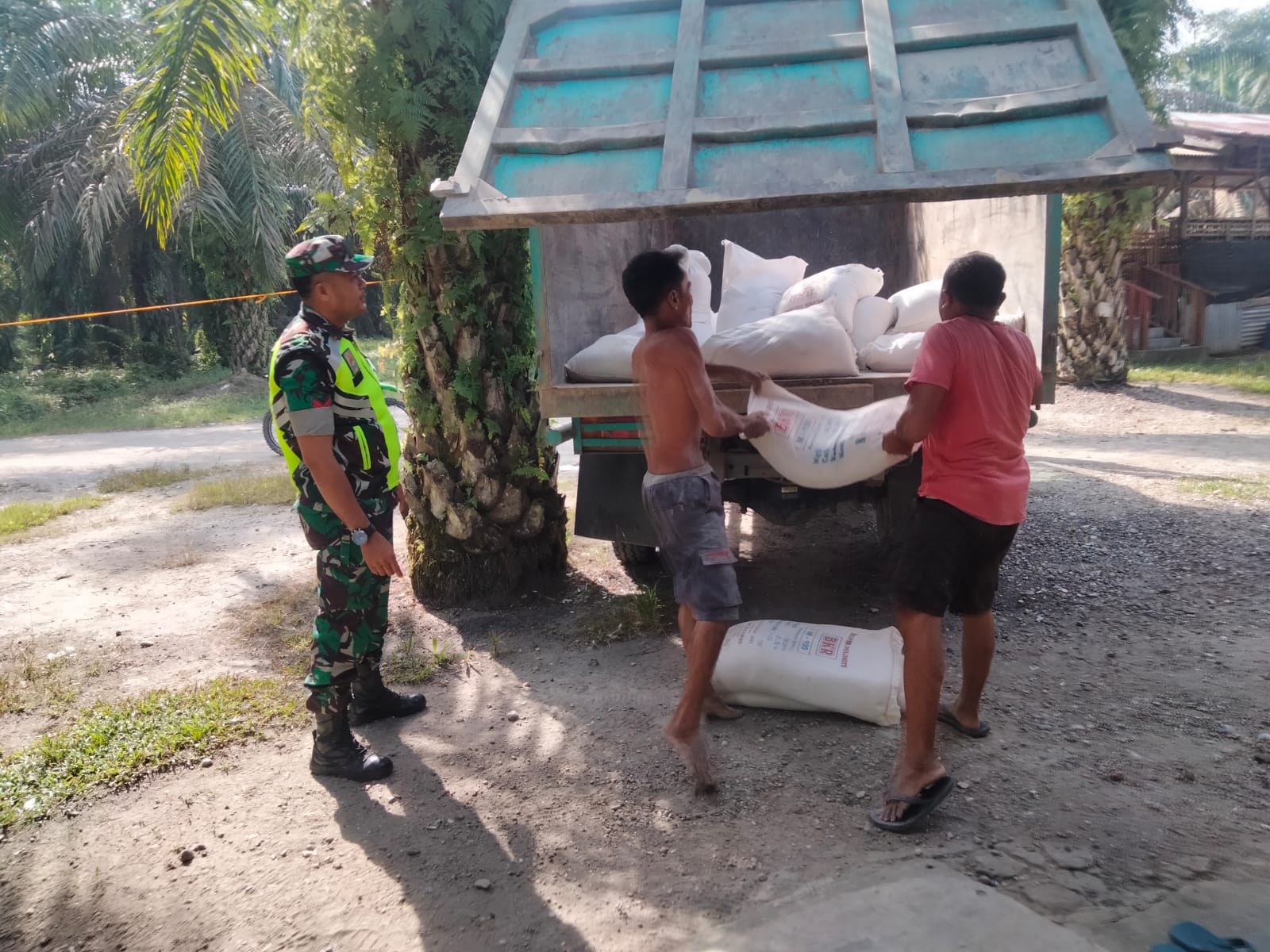 Kebersamaan Babinsa Koramil 14/Kpn Dan Warganya, Tumbuhkan Kekompakan Serta Kemanunggalan