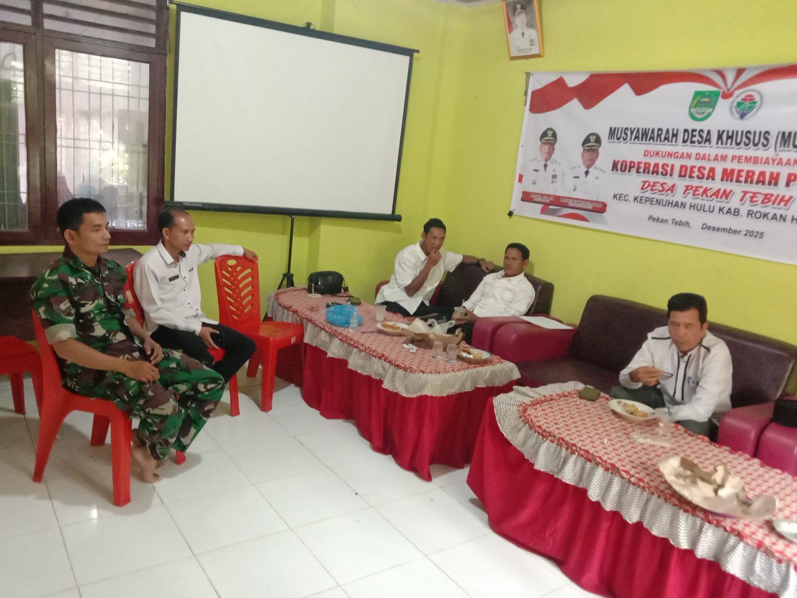 Bersinergi, Babinsa Koramil 14/Kepenuhan Komsos Bersama Perangkat Desa Pekan Tebih