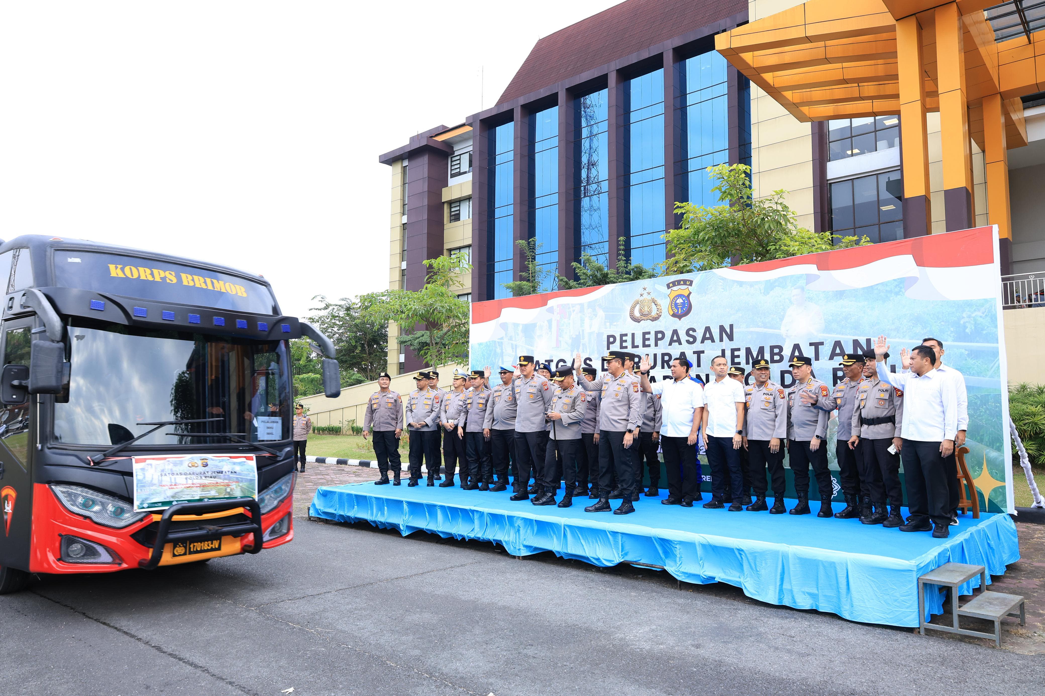 Kapolda Riau Lepas 250 Personel Satgas Bangun Jembatan Merah Putih Presisi