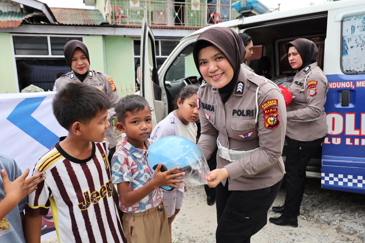 Satlantas Polresta Pekanbaru Bagikan Helm Gratis, Ajak Warga Lebih Taat Berlalu Lintas