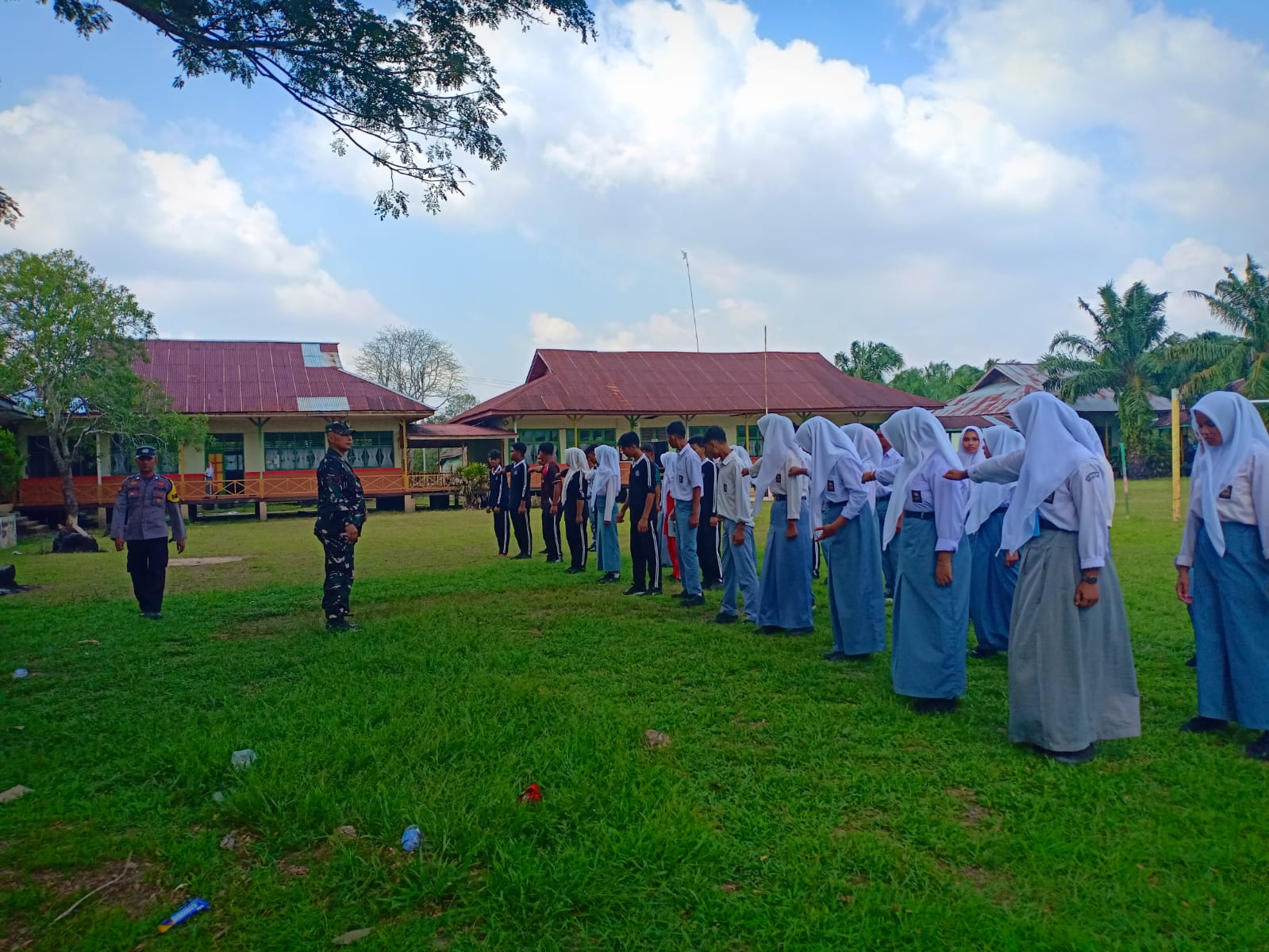 Danpos Pelalawan Bersama Bhabinkamtibmas Tanamkan Disiplin dan Nasionalisme di SMAN 01 