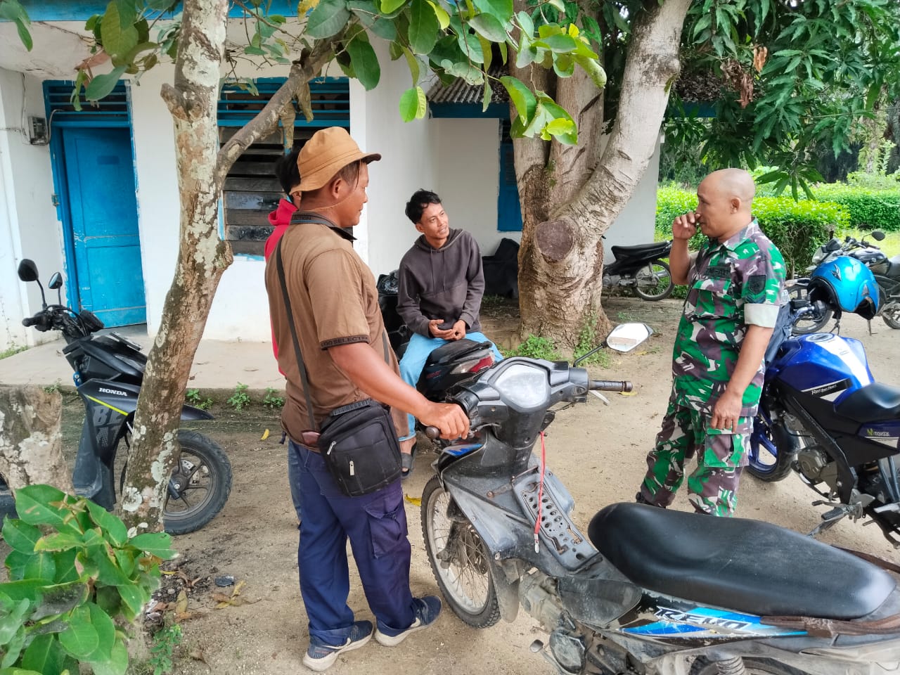 Babinsa Ciptakan Keakraban Bersama Warga Binaan Melalui Komsos