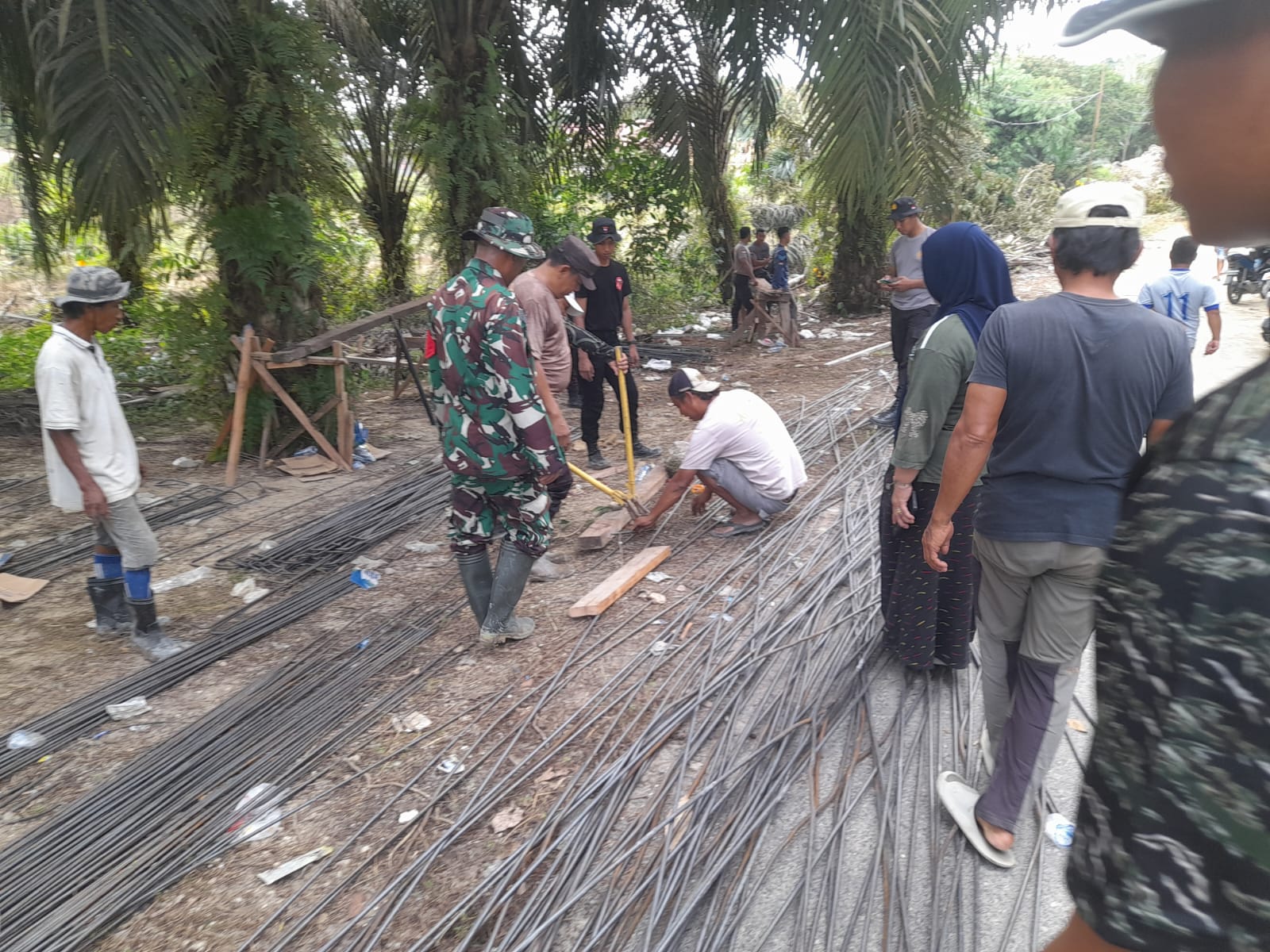 Sertu Ilham Khairi Goro Pembangunan Jembatan Bersama Warga dan Anggota Polsek