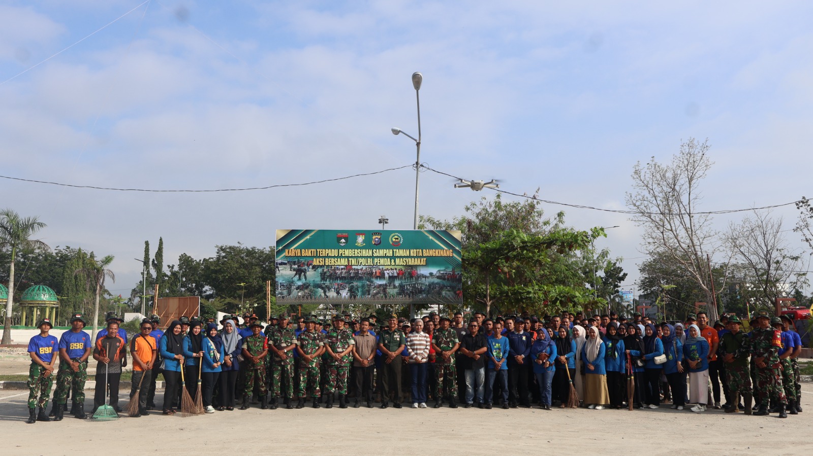 Sinergi TNI, Polri, dan Pemda Bersihkan Taman Kota Bangkinang demi Lingkungan Sehat