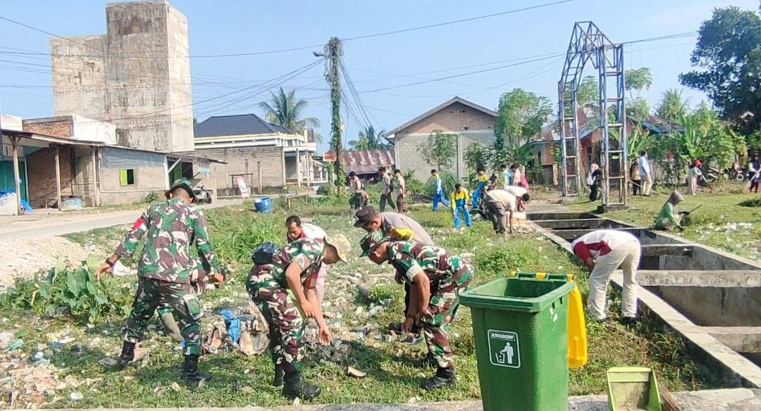 Jalankan Perintah Presiden, Petugas Gabungan Bersihkan Sampah di Riau