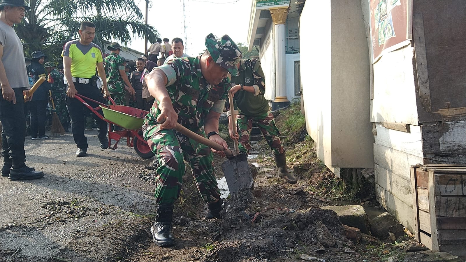 Wujudkan Program TNI Zero Waste, Personel Gabungan Gelar Goro Massal di Pasar Baru Pangkalan Kerinci