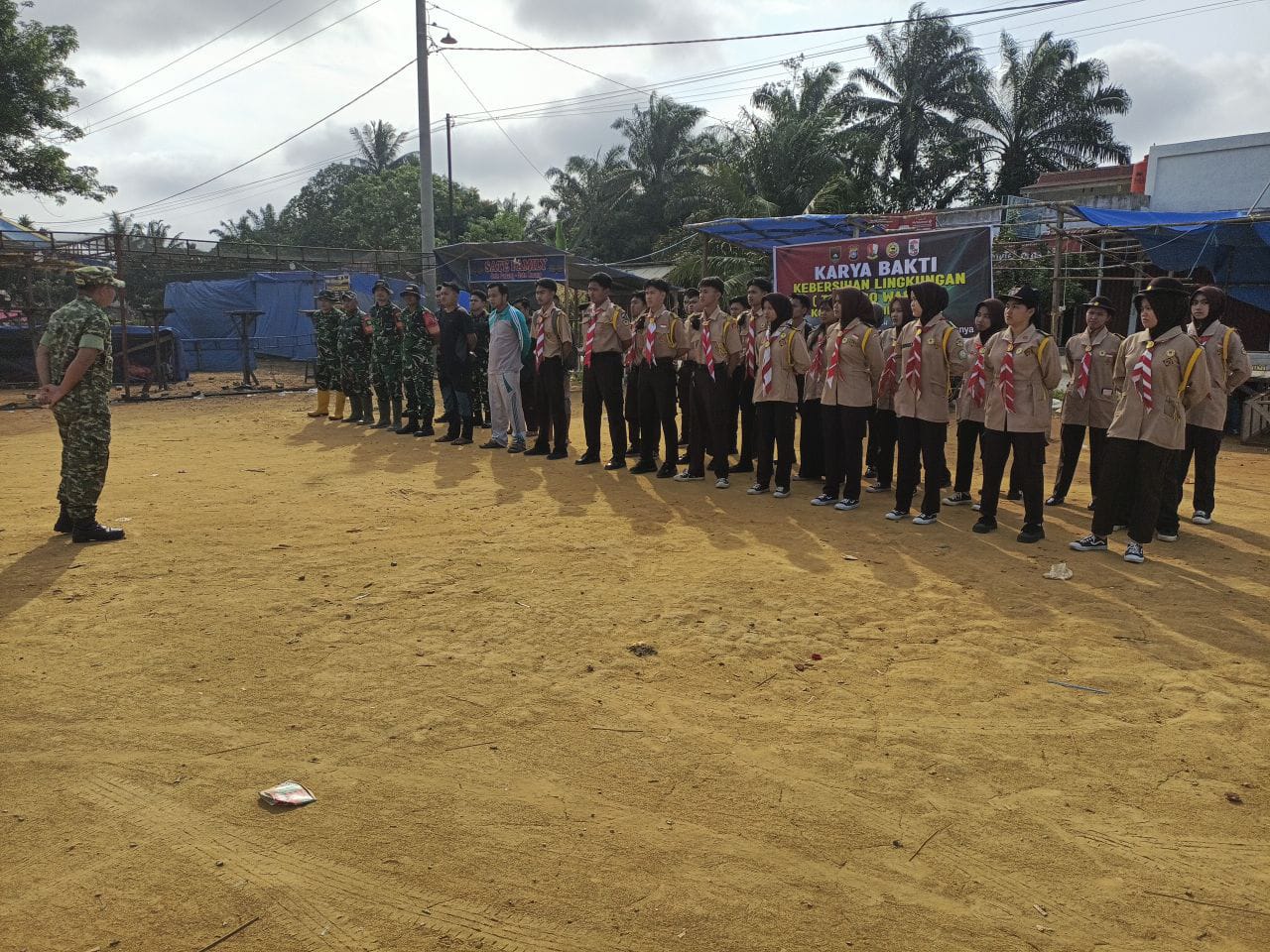 Danramil 03/Bunut Pimpin Karya Bakti Pembersihan Pasar Kuala Semundam