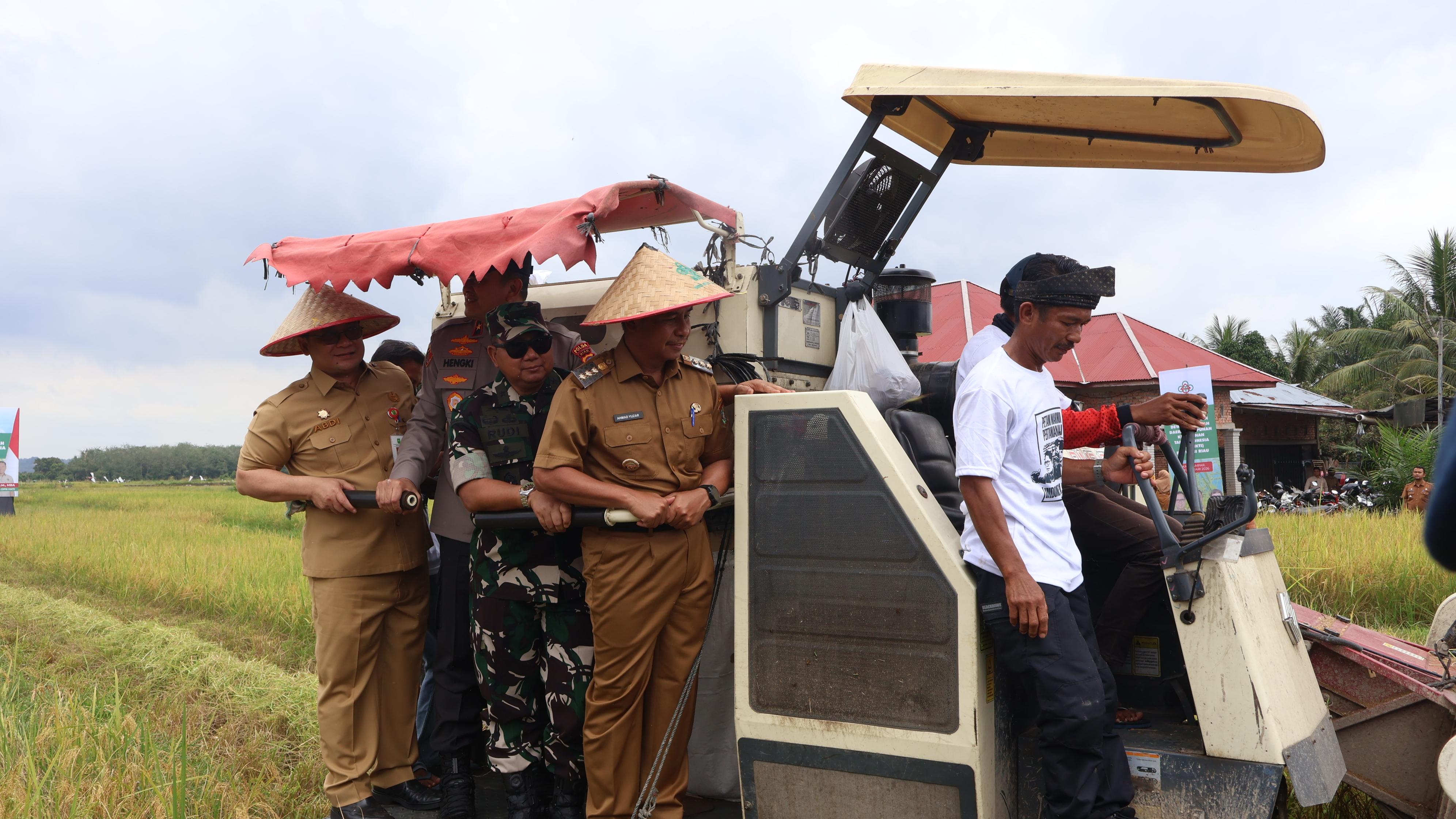 Wamentan RI Sudaryono Pimpin Panen Raya di Kampar dan Lantik Pengurus HKTI Riau