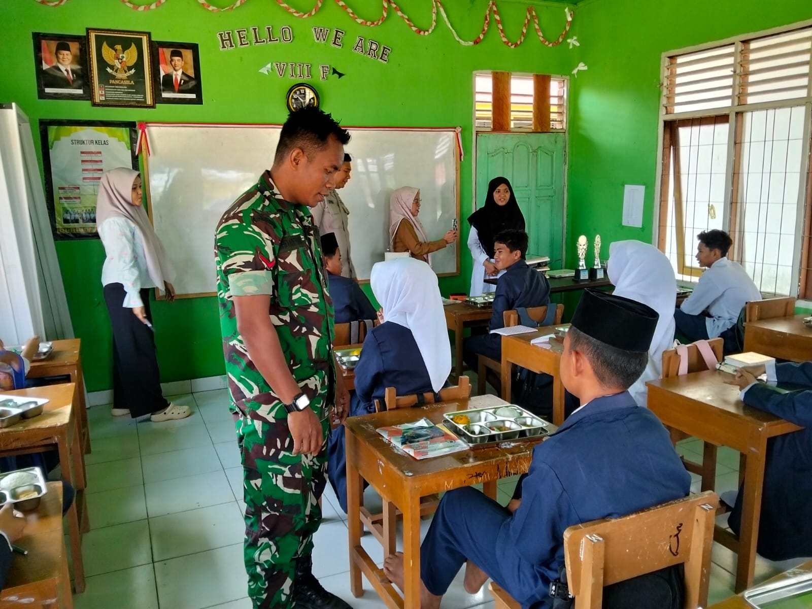 Babinsa Koramil 03/Bunut Dampingi Program Makan Bergizi Gratis di Bandar Petalangan