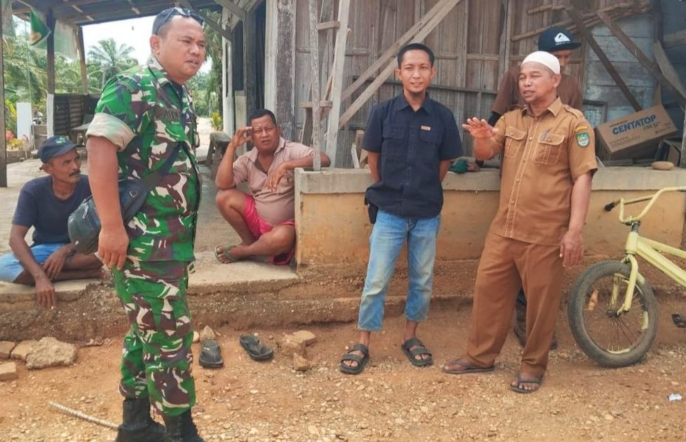 Babinsa Koramil 02 Rambah Kodim 0313/KPR Melaksanakan Komsos Bersama Warga Desa